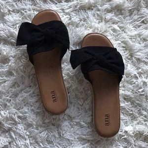 Black bow wedged flats